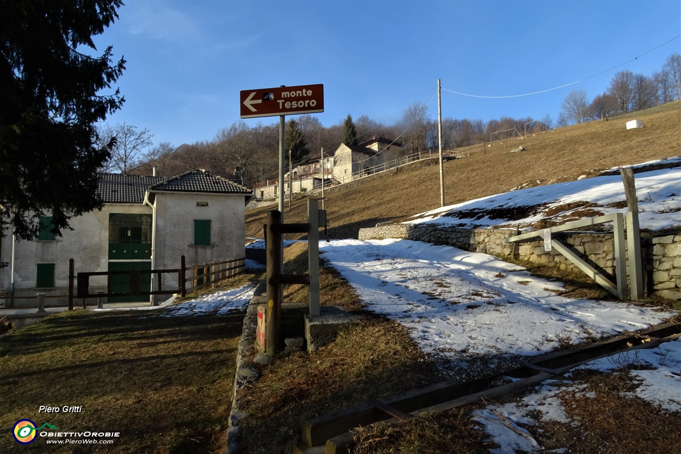 81 Scendo oltre la cascina di Cat su sterrata.JPG